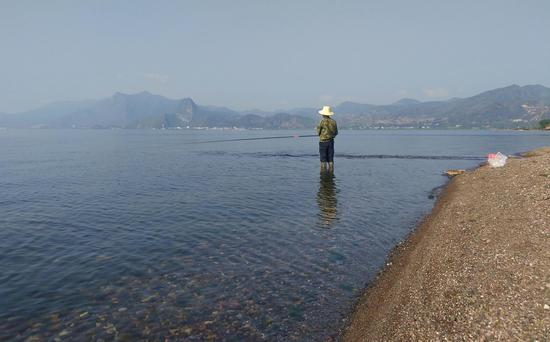 400余名大学生在玉溪抚仙湖共同倡导文明旅游